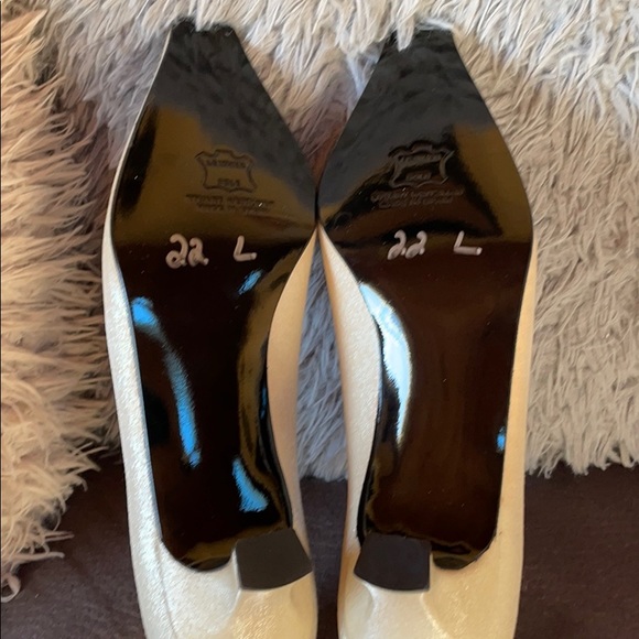 STUART WEITZMAN NWOT Cream Satin Kitten Heels Size 8 - Picture 10 of 10
